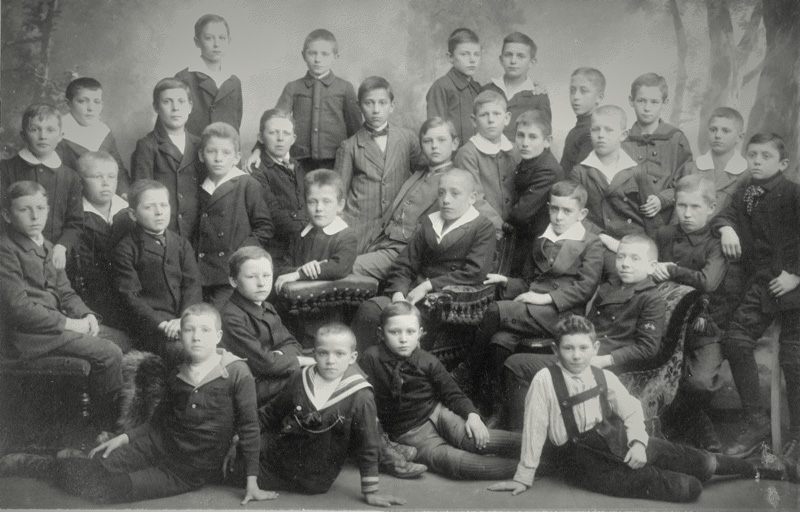 Schüler Kepler Oberrealschule mit Eugen Maier ganz links sitzend